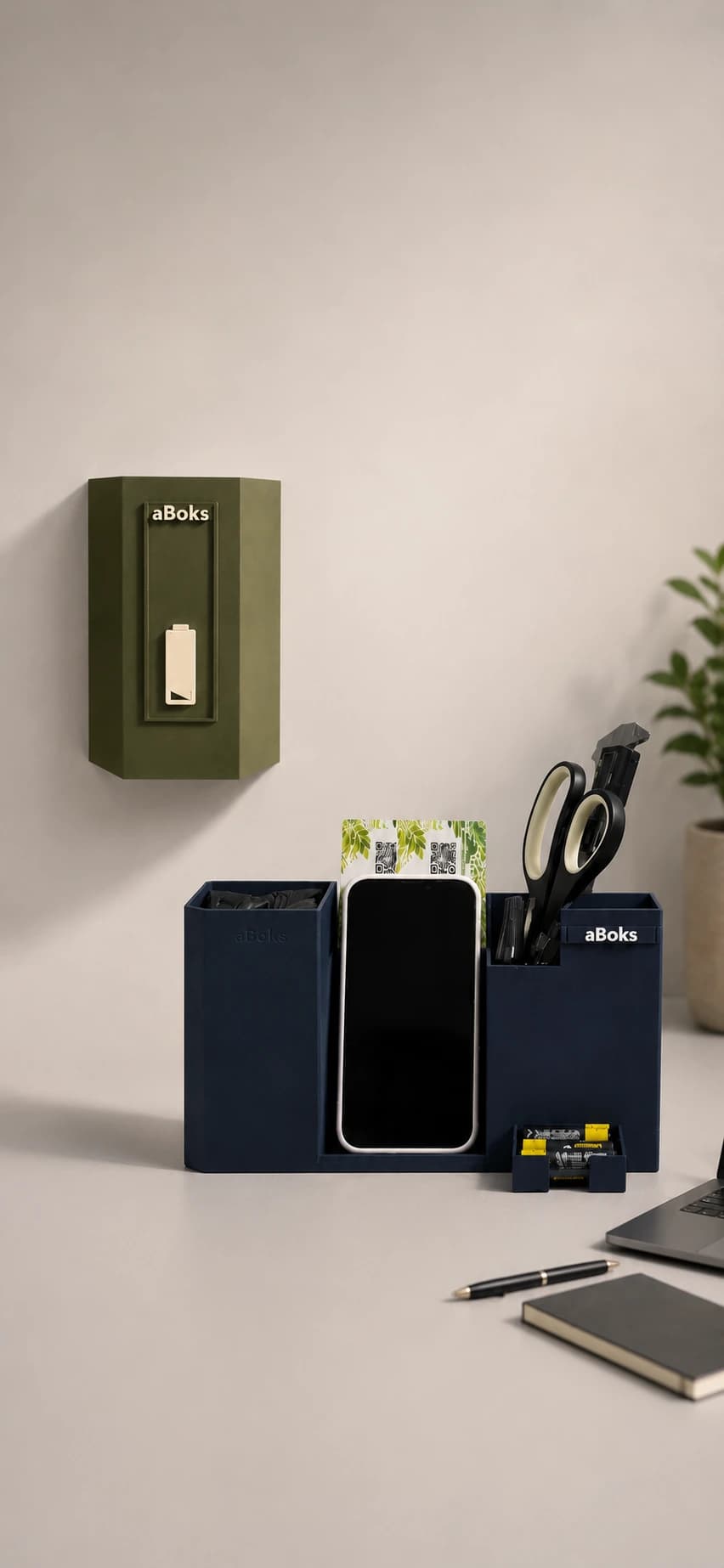 aBoks Special montert på veggen og aBoks Office på skrivebordet i et kontormiljø